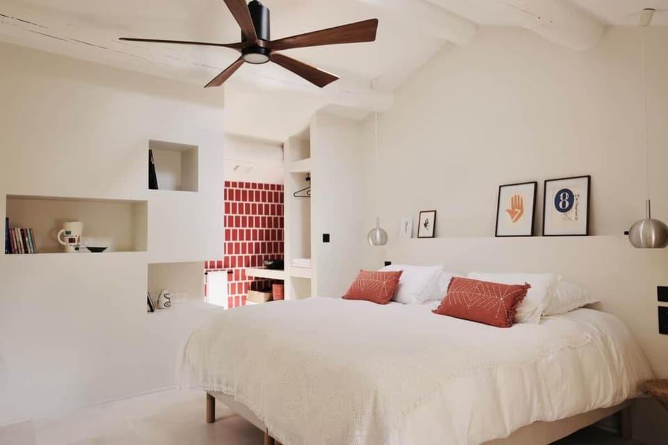 Chambre Nora. Uma Nua HOUSE pour 1 à 14 personnes Bed and Breakfast in Provence