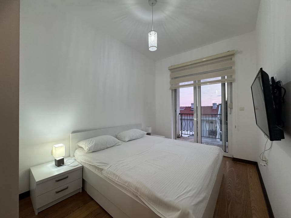 Bed, TV and multimedia, Photo of the whole room, Bedroom