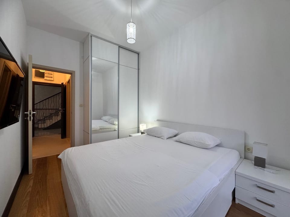 Bed, TV and multimedia, Photo of the whole room, Bedroom, wardrobe
