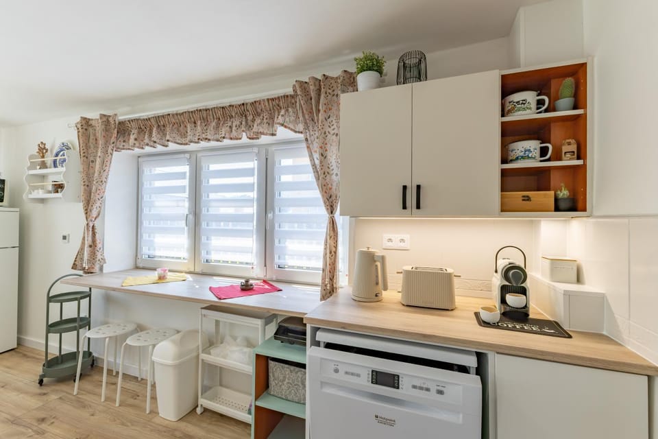 Coffee/tea facilities, Kitchen or kitchenette, Dining area, pet friendly, stove, toaster