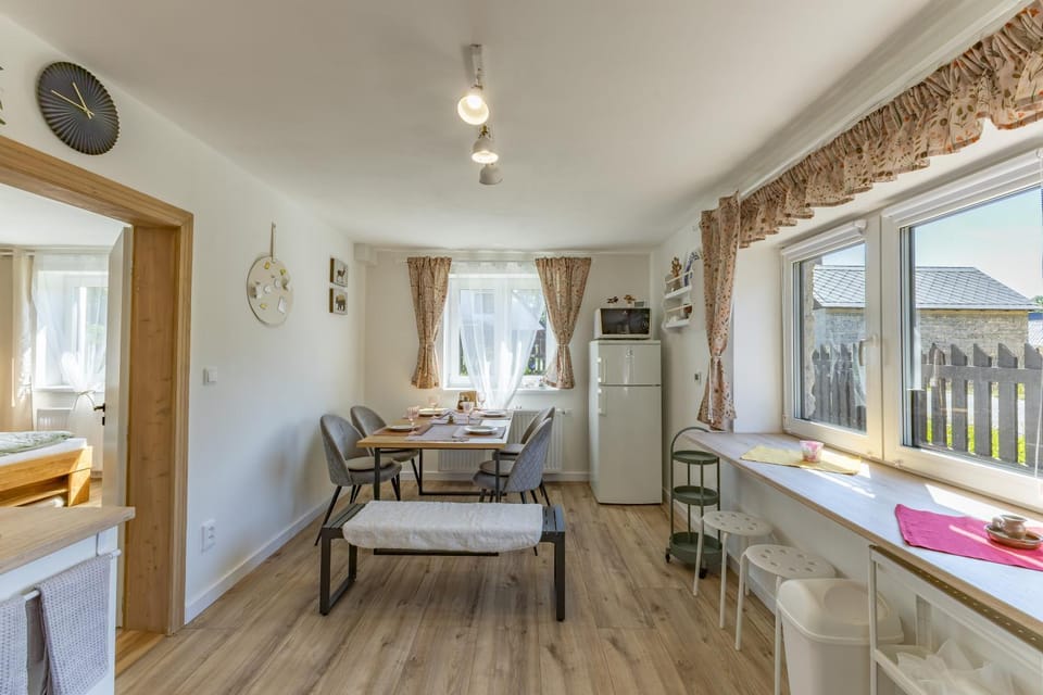 Kitchen or kitchenette, Seating area, Dining area
