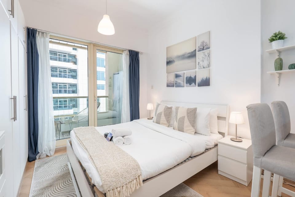 StayShort - Prime Marina Location - Cozy Beachside Flat Near JBR - Fits 2 Apartment in Dubai