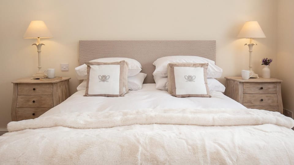 Shower, Bed, Bathroom, Bedroom, wardrobe