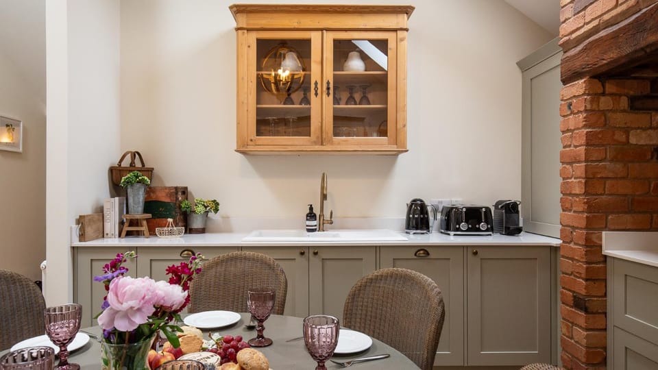 Coffee/tea facilities, Dining area, oven, kitchen