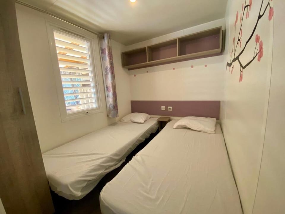 Chalet 6 pers camping 5 etoiles piscines plage à 20mn House in Roquebrune-sur-Argens