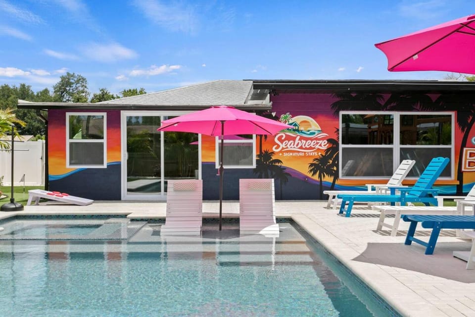 Resort Home: Pool, Pickleball, Playset, Mini Golf House in Bradenton