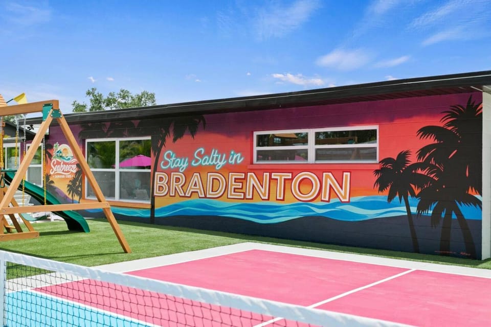 Resort Home: Pool, Pickleball, Playset, Mini Golf House in Bradenton