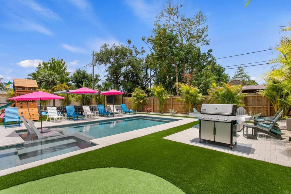 Resort Home: Pool, Pickleball, Playset, Mini Golf House in Bradenton
