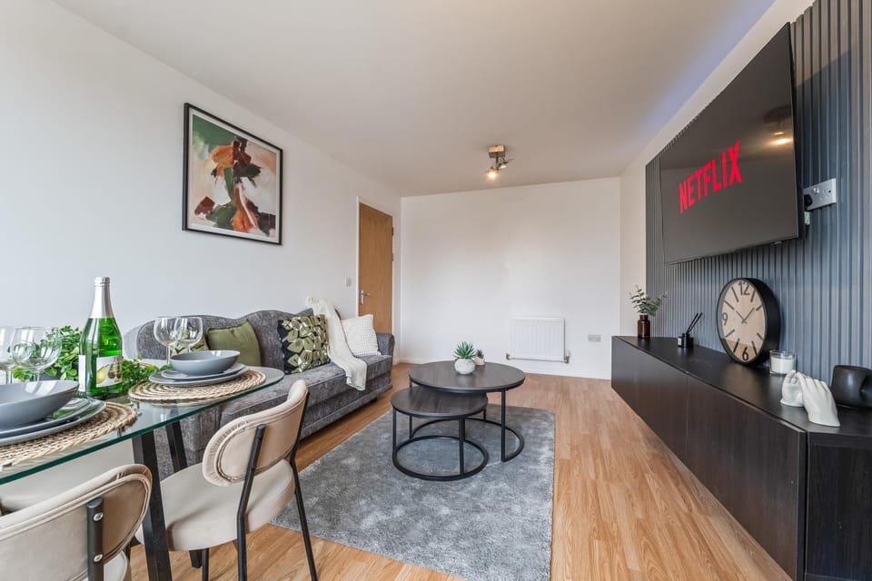 TV and multimedia, Kitchen or kitchenette, Living room, Seating area, Dining area