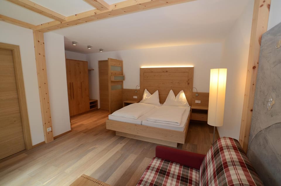 Bathroom, Photo of the whole room, Seating area, Bedroom