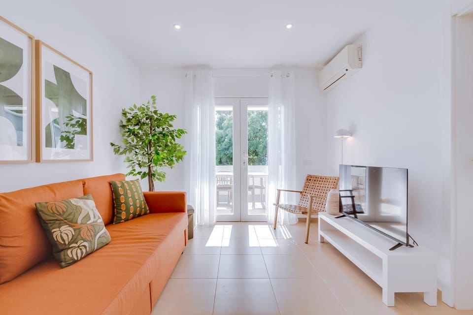 TV and multimedia, Living room, Seating area, air conditioner