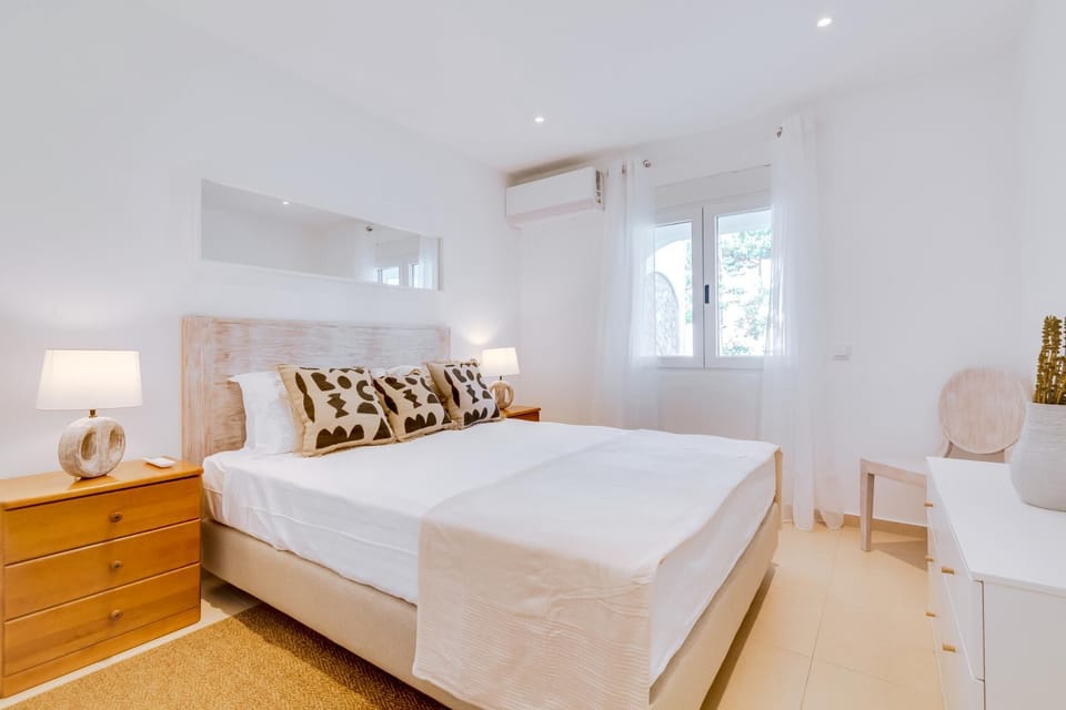 Bed, Photo of the whole room, Bedroom, air conditioner