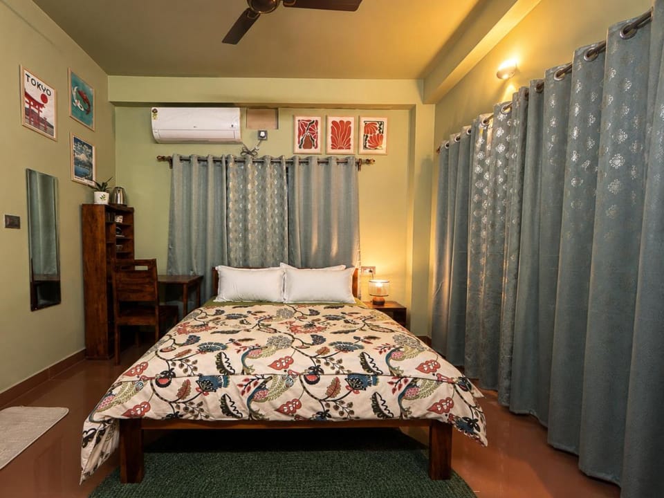 Bed, Photo of the whole room, Bedroom, air conditioner