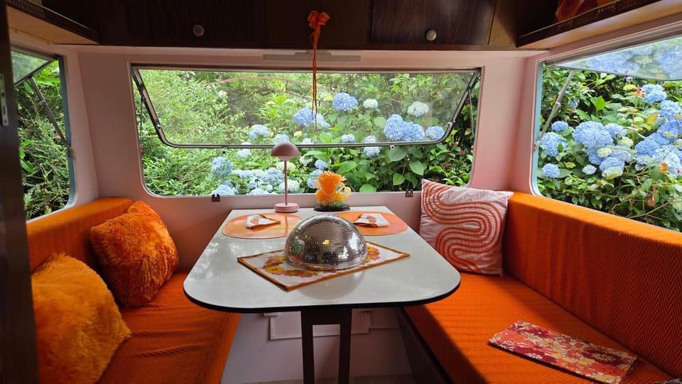 Caravane rétro et son écrin de verdure Luxury tent in Brittany