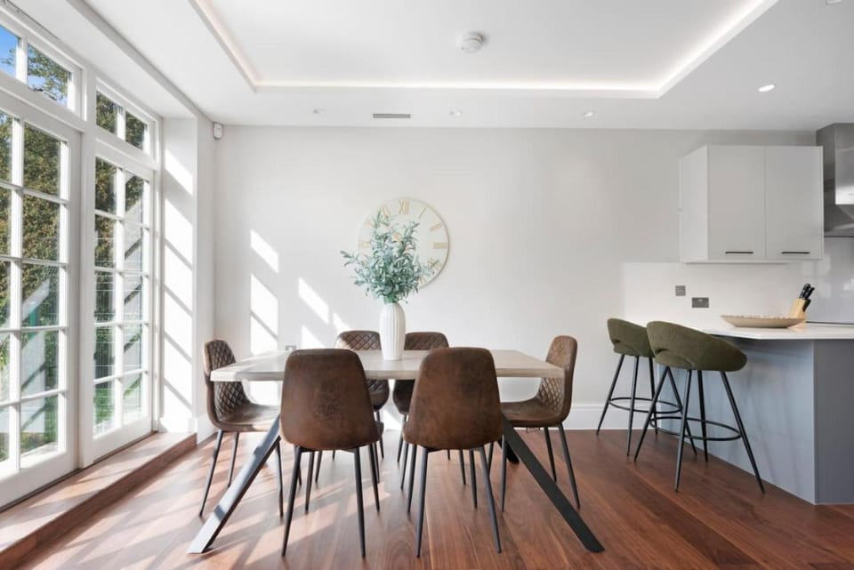 Opulent Hampstead House with Serene Stream Views House in London