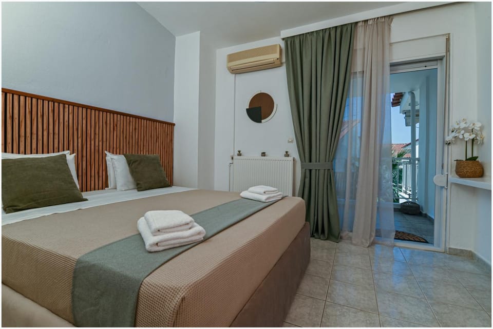 Bed, Bedroom, towels
