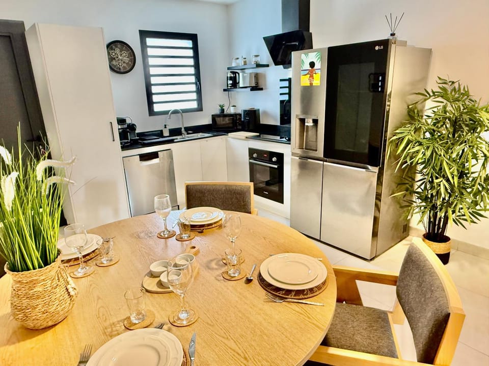 Kitchen or kitchenette, Dining area