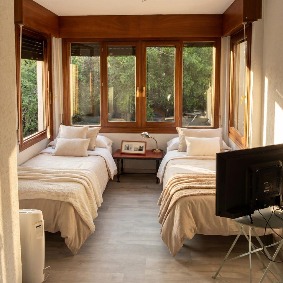 Bed, TV and multimedia, Bedroom