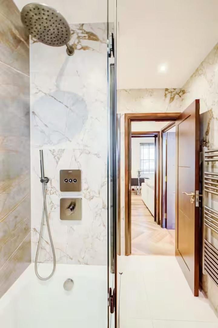 Shower, Toilet, towels