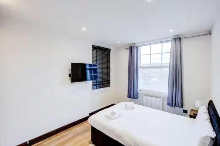 Bed, TV and multimedia, Bedroom