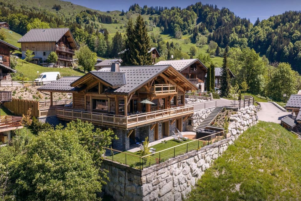 Property building, Day, Natural landscape, Summer, Mountain view
