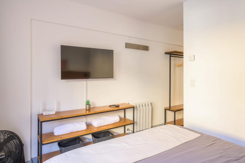 Bed, TV and multimedia, Photo of the whole room, Bedroom