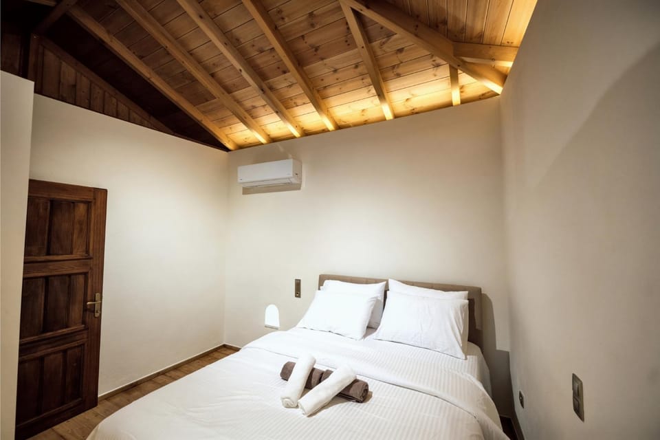 Bed, Photo of the whole room, Bedroom, towels, air conditioner