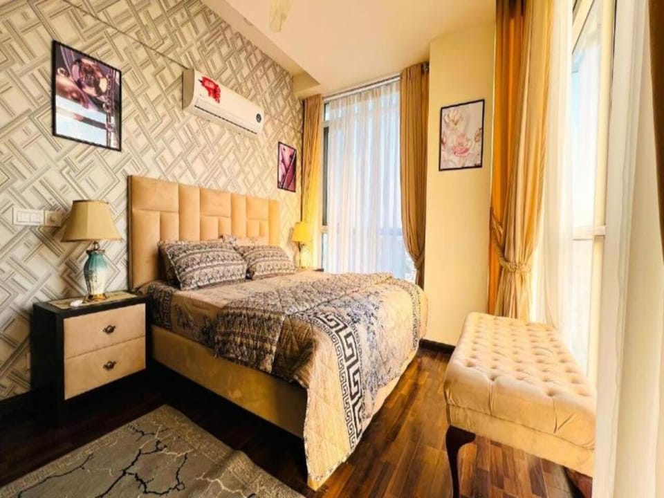 Bed, Living room, Photo of the whole room, Seating area, Bedroom