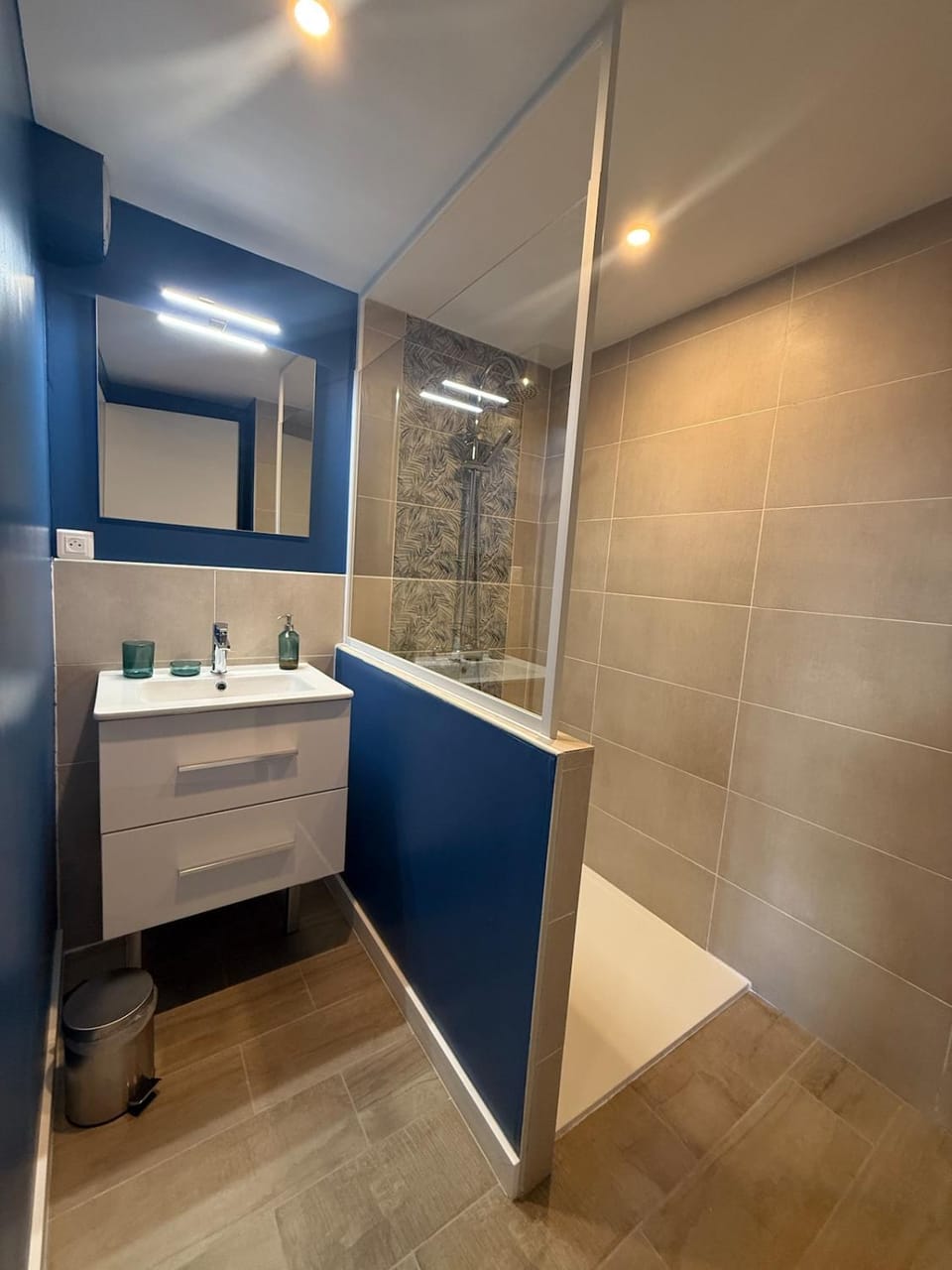 Shower, Bathroom, hair dryier