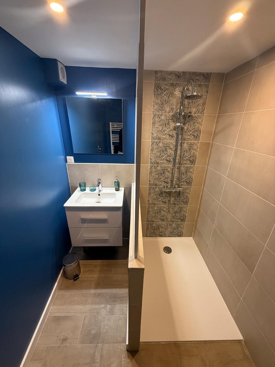 Shower, Bathroom, towels