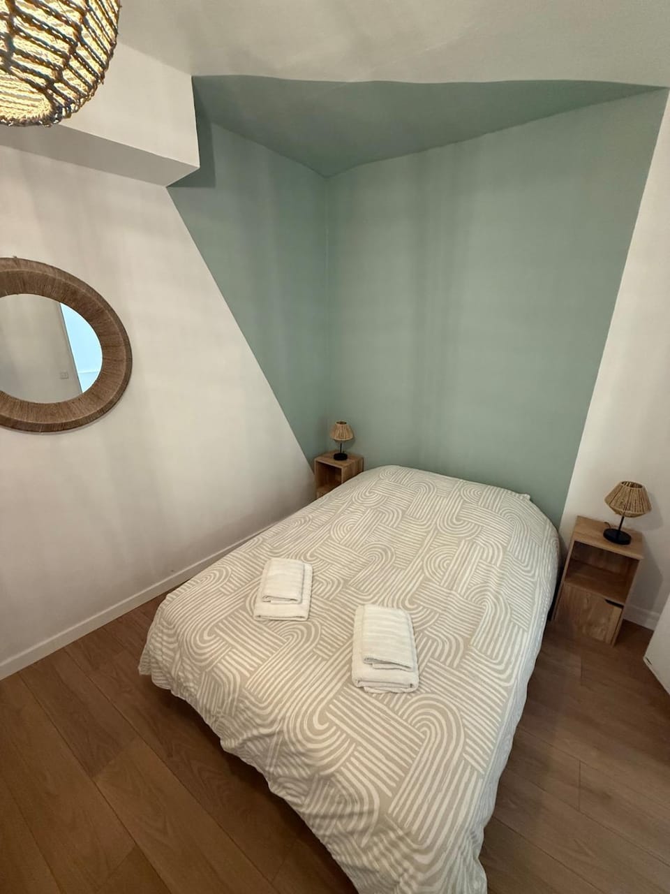Bed, Photo of the whole room, Bedroom, towels
