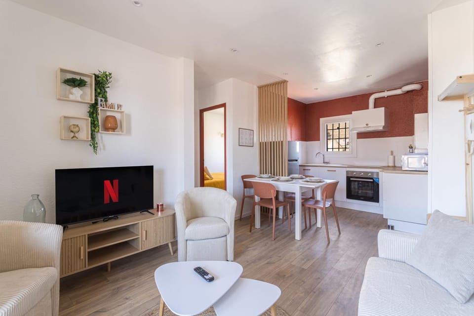 TV and multimedia, Kitchen or kitchenette, Seating area, Dining area, oven, stove
