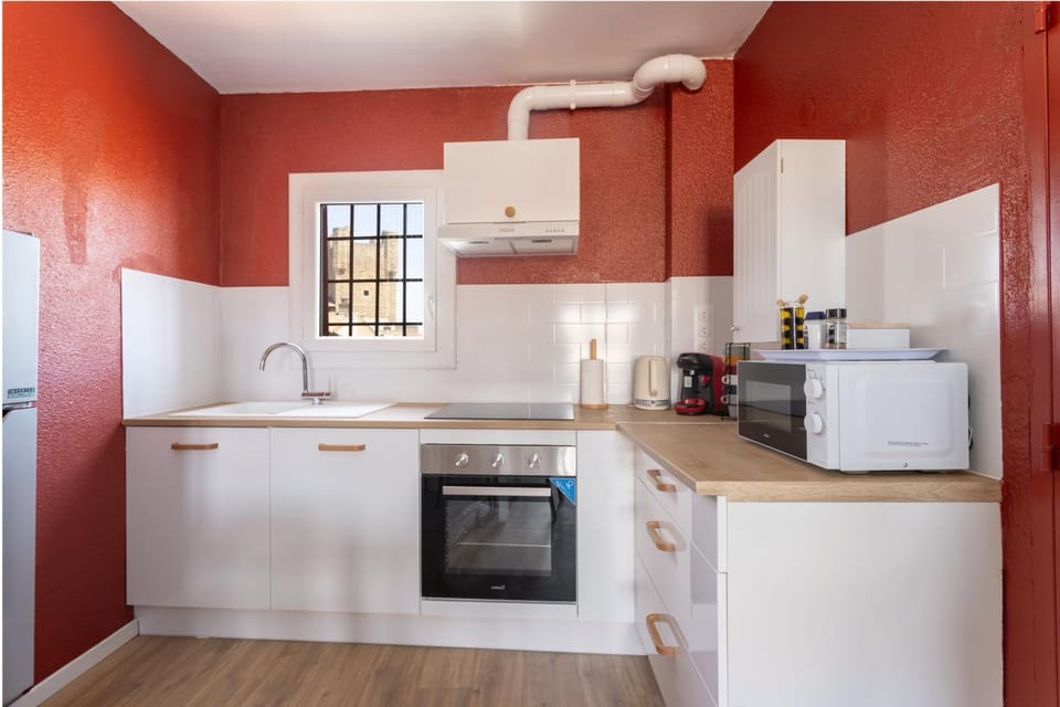 Coffee/tea facilities, Kitchen or kitchenette, oven, stove