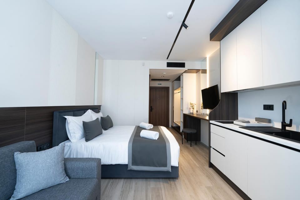 Bed, Kitchen or kitchenette, Photo of the whole room, Seating area, Bedroom