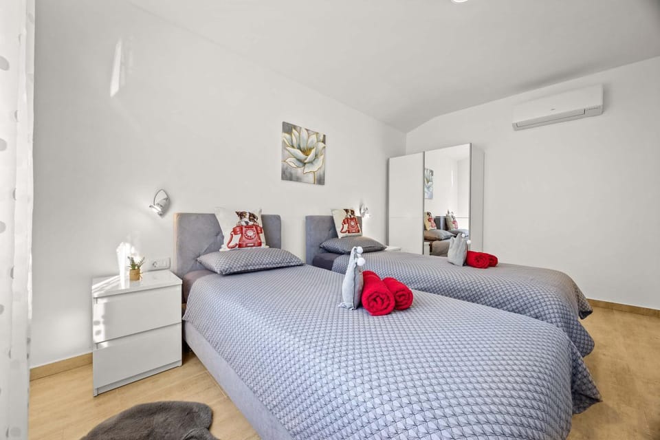 Bed, Living room, Photo of the whole room, Seating area, Bedroom, towels, air conditioner