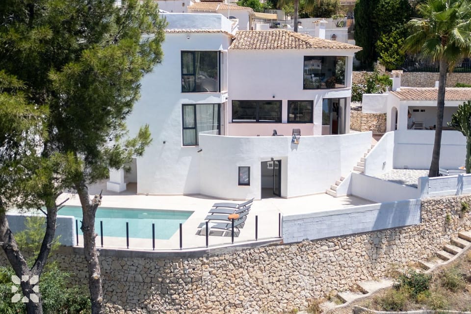 Property building, Patio, Day, Pool view, Swimming pool, sunbed