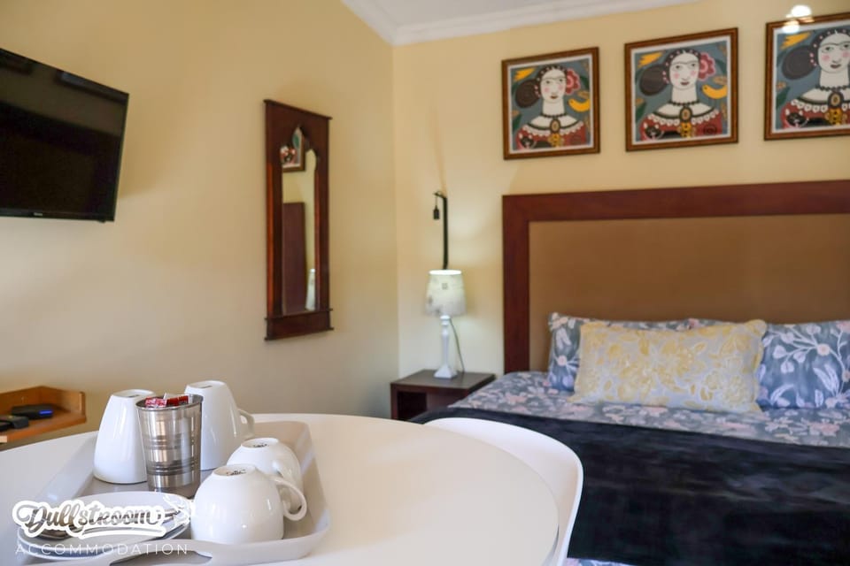 Bed, Dining area