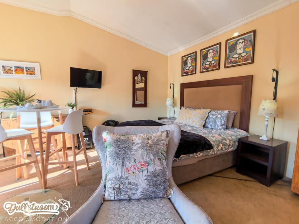Bed, Seating area