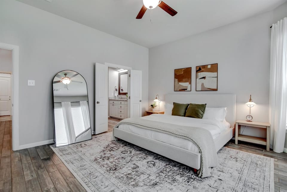 Your Home Away from Home Beautiful Retreat! House in Burleson