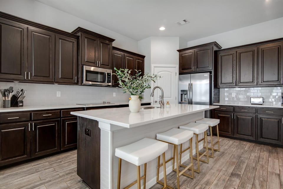 Your Home Away from Home Beautiful Retreat! House in Burleson