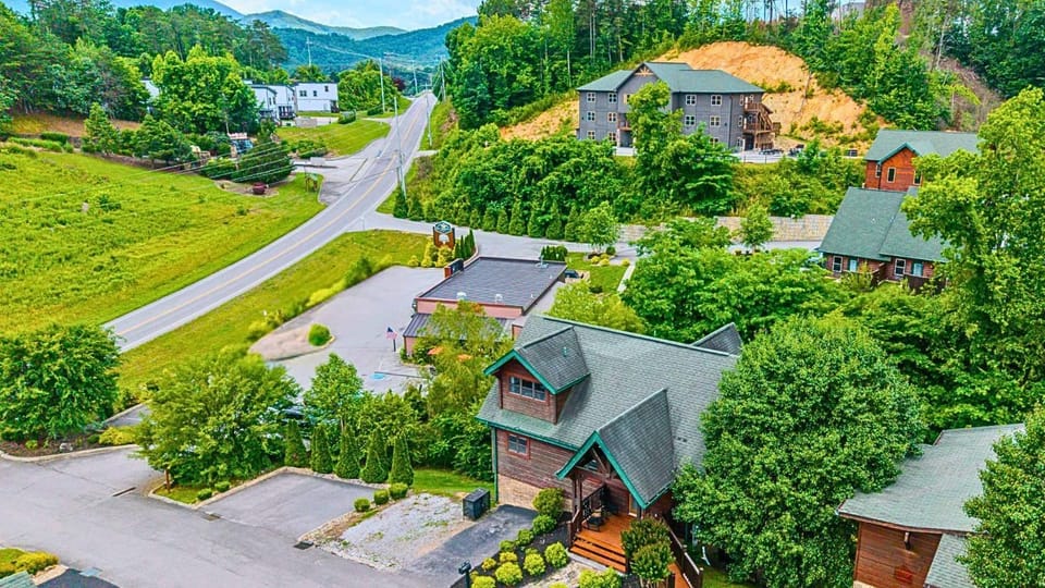 Pigeon Forge & Dollywood - Hot tub -Resort Pool House in Pigeon Forge