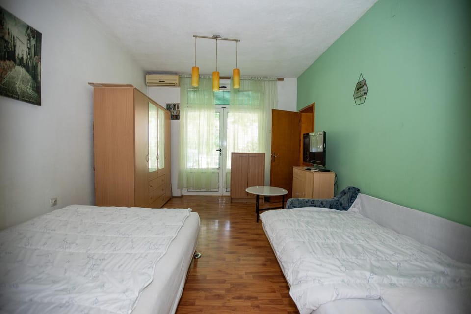 Bed, Living room
