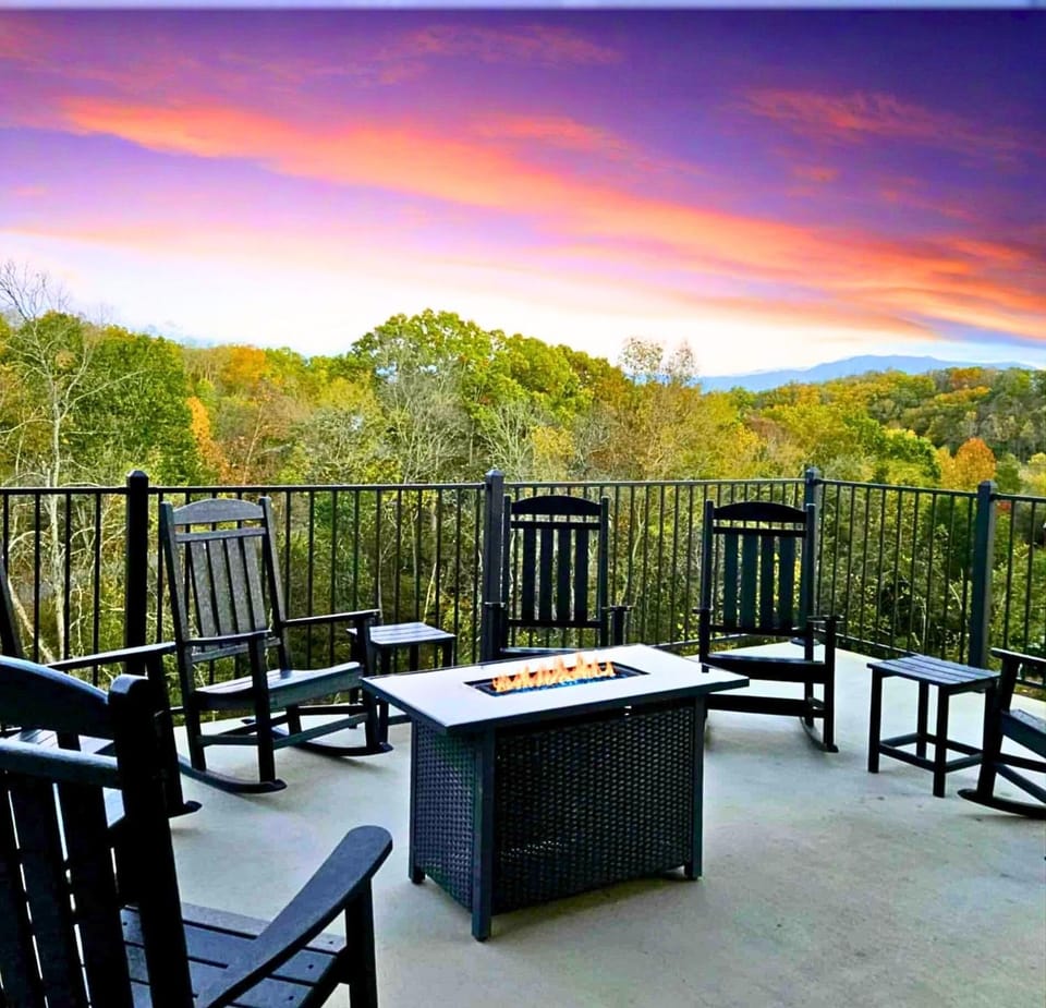 Mountain Views - Indoor Pool - Free Waterpark House in Sevierville
