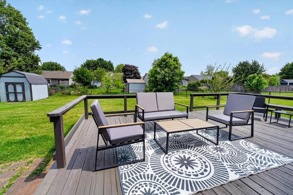 Cozy Indy Home Yard, Garage & Fast WiFi Country House in Indianapolis