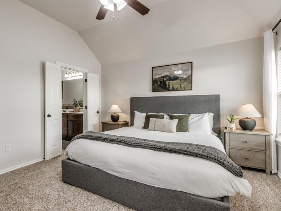 Lakeview Landing A Place to Feel at Home Country House in Norman