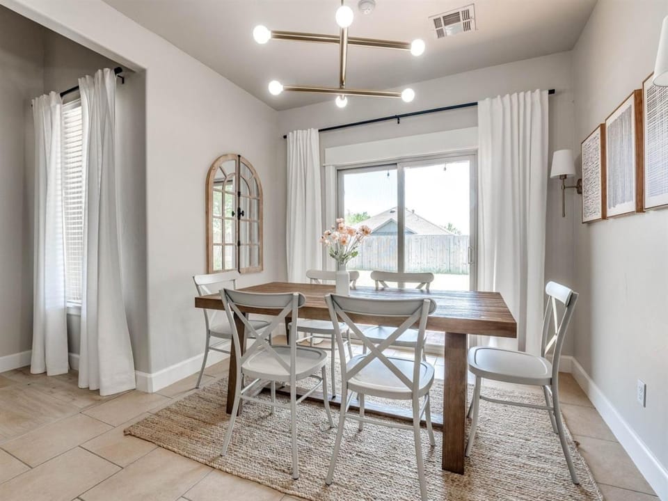 Your Temporary Palace Awaits Country House in Oklahoma City