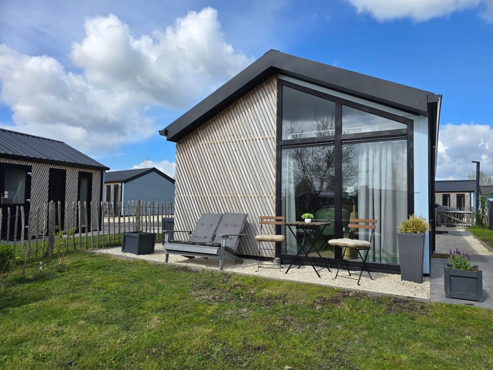 EuroParcs De IJssel Eilanden Chalet Liama mit Steg & Zaun IJE553 House in Flevoland, Netherlands