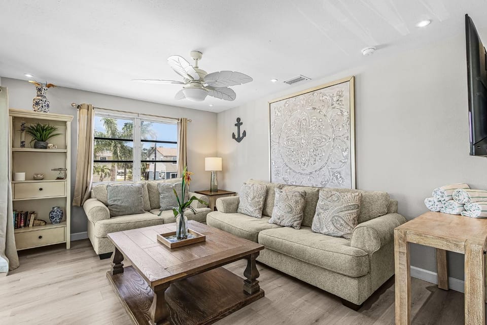 Private Beach Escape for Groups with Canal Views & Coastal Charm - Ocean Palms Retreat - Roelens House in Estero Island