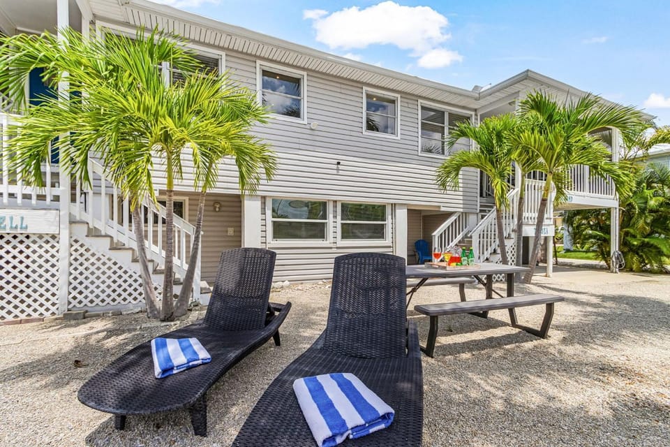 Private Beach Escape for Groups with Canal Views & Coastal Charm - Ocean Palms Retreat - Roelens House in Estero Island