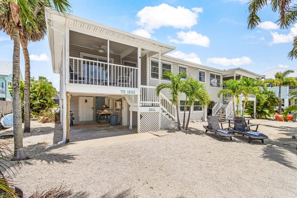 Private Beach Escape for Groups with Canal Views & Coastal Charm - Ocean Palms Retreat - Roelens House in Estero Island